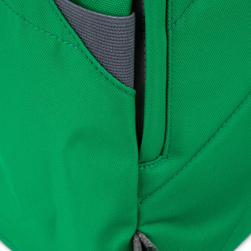 ROKA Finchley Kleine Tasche aus recyceltem Canvas von Green Apple