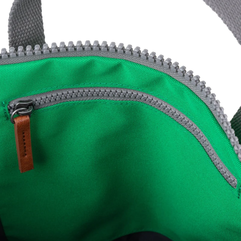 ROKA Finchley Kleine Tasche aus recyceltem Canvas von Green Apple