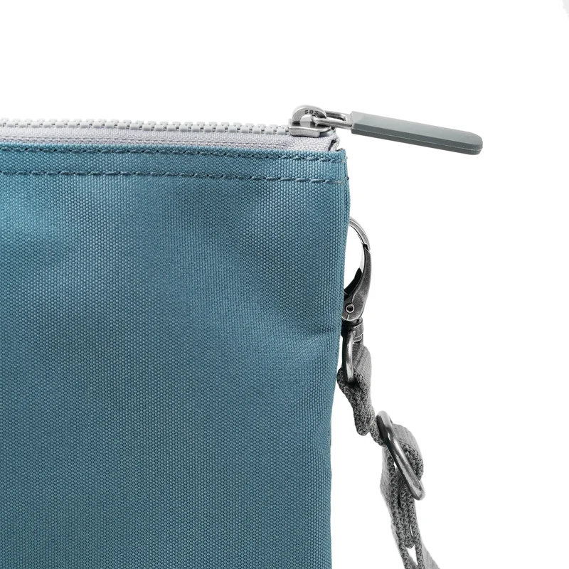 ROKA Carnaby Crossbody Airforce XL Tasche aus recyceltem Canvas