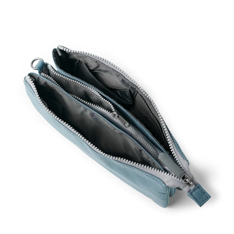 ROKA Carnaby Crossbody Airforce XL Tasche aus recyceltem Canvas