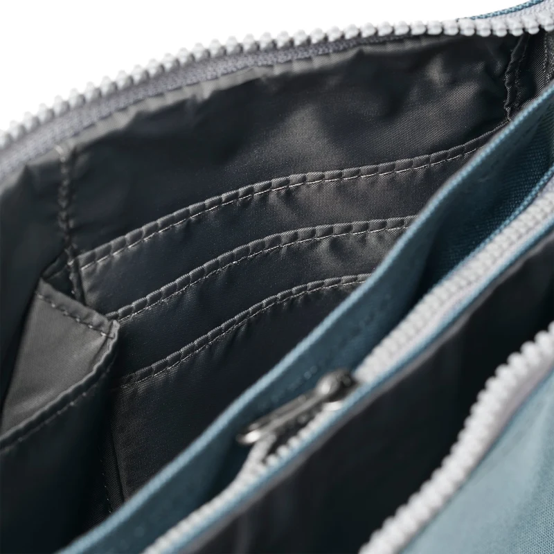 ROKA Carnaby Crossbody Airforce XL Tasche aus recyceltem Canvas