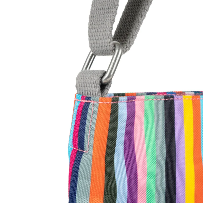 ROKA Kennington B Multi Stripe Medium Tasche aus recyceltem Canvas