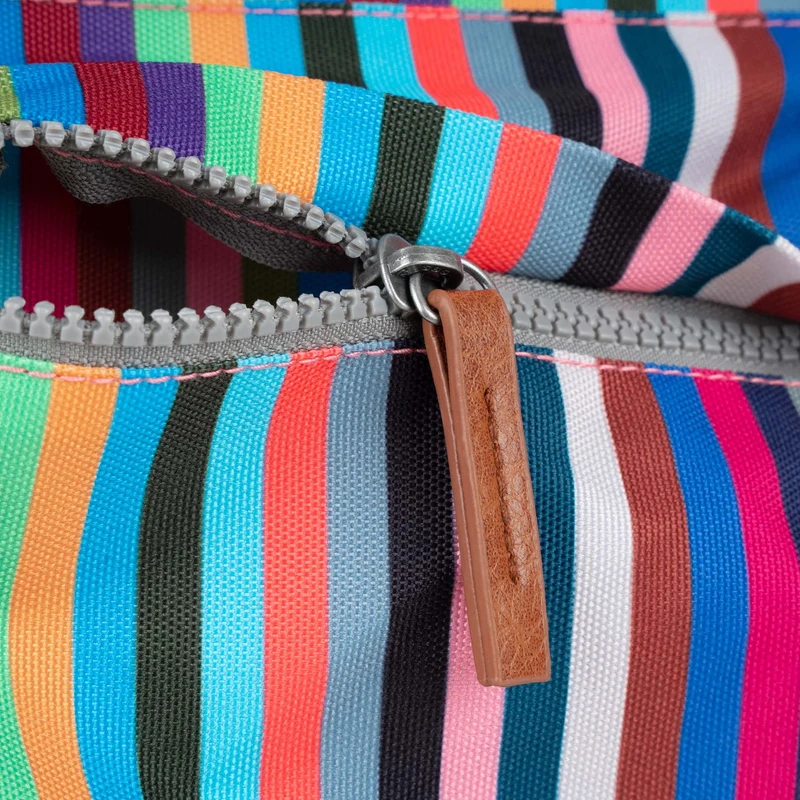 ROKA Kennington B Multi Stripe Medium Tasche aus recyceltem Canvas