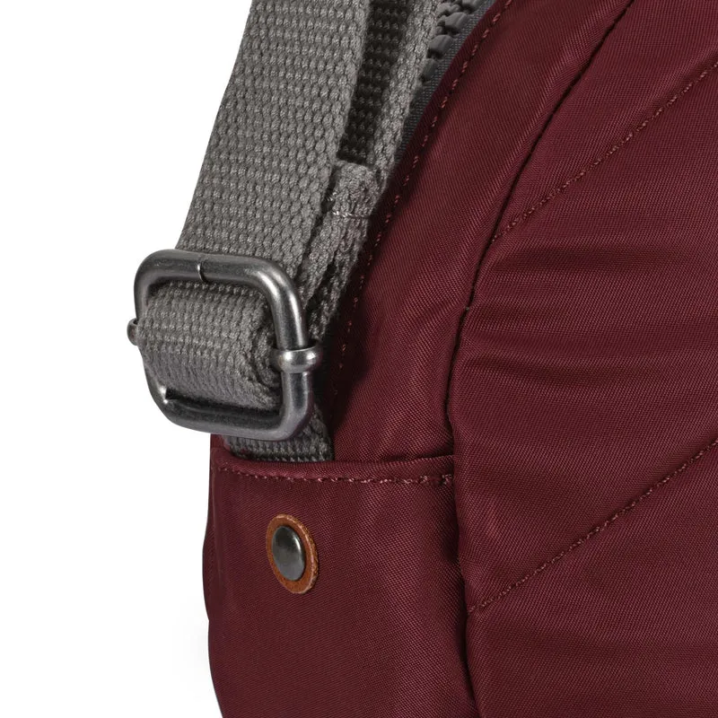 ROKA Paddington B Port Kleine Tasche aus recyceltem Nylon