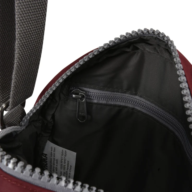 ROKA Paddington B Port Kleine Tasche aus recyceltem Nylon