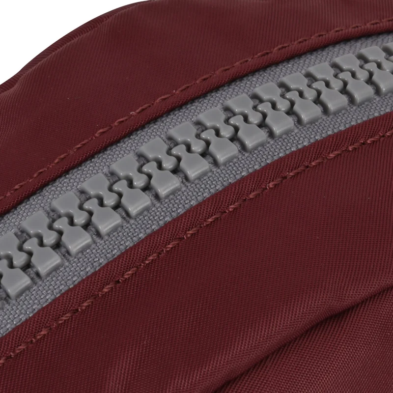 ROKA Paddington B Port Kleine Tasche aus recyceltem Nylon