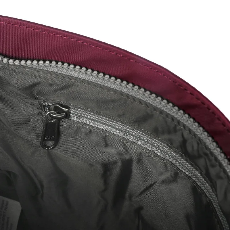 ROKA Kennington B Plum Medium Tasche aus recyceltem Nylon