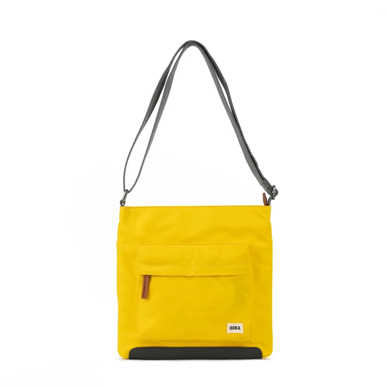 ROKA Kennington B Senfgelbe, mittelgroße Tasche aus recyceltem Nylon