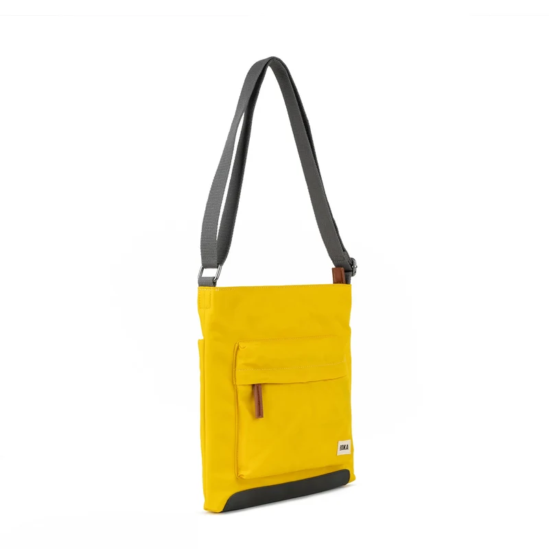 ROKA Kennington B Senfgelbe, mittelgroße Tasche aus recyceltem Nylon
