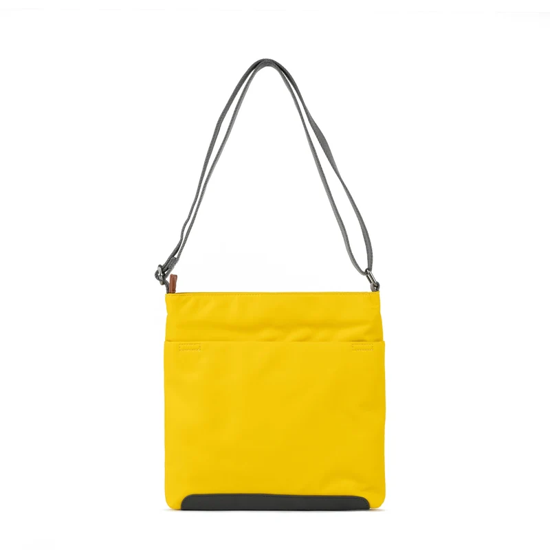 ROKA Kennington B Senfgelbe, mittelgroße Tasche aus recyceltem Nylon