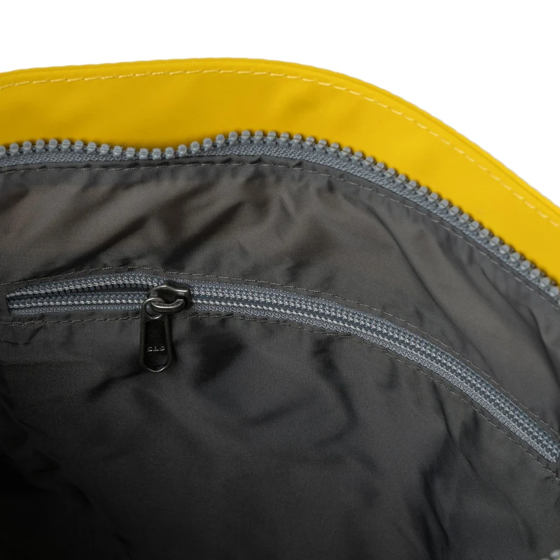 ROKA Kennington B Senfgelbe, mittelgroße Tasche aus recyceltem Nylon