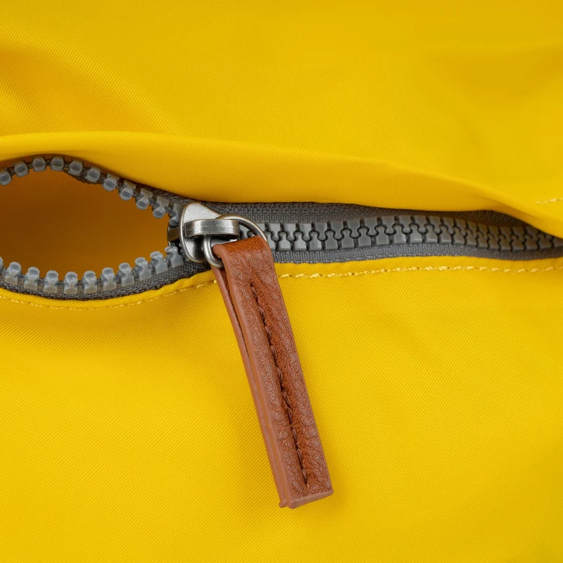 ROKA Kennington B Senfgelbe, mittelgroße Tasche aus recyceltem Nylon