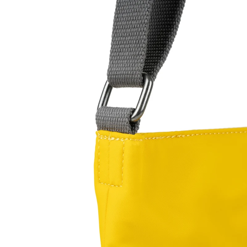 ROKA Kennington B Senfgelbe, mittelgroße Tasche aus recyceltem Nylon