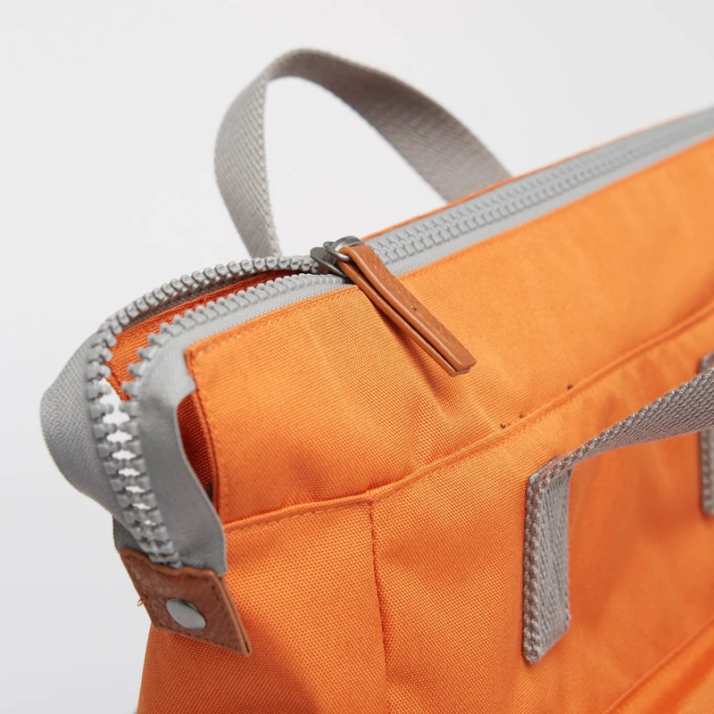 ROKA Bantry B Atomic Orange Medium Tasche aus recyceltem Canvas