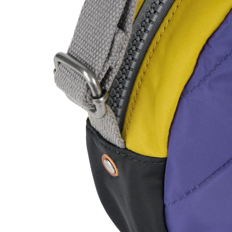 ROKA Kreativer Abfall Paddington B Kleine Tasche aus recyceltem Nylon, Edition 3