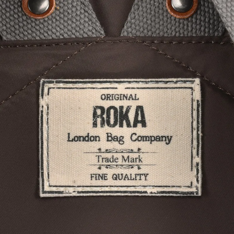 ROKA Bantry Kleine Tüte aus recyceltem Nylon mit dunkler Schokolade