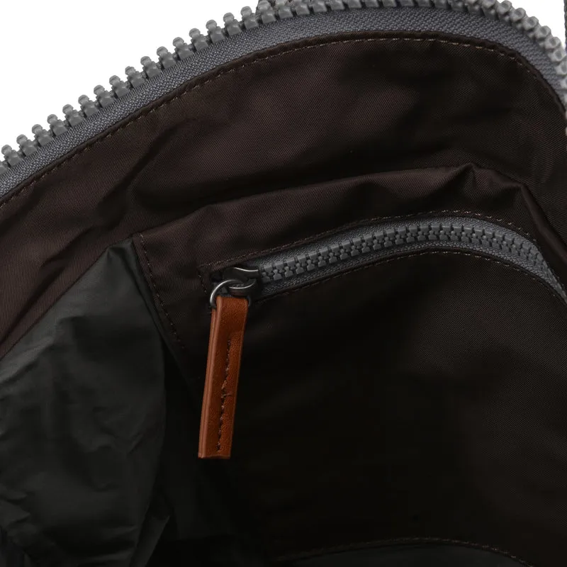 ROKA Bantry Kleine Tüte aus recyceltem Nylon mit dunkler Schokolade