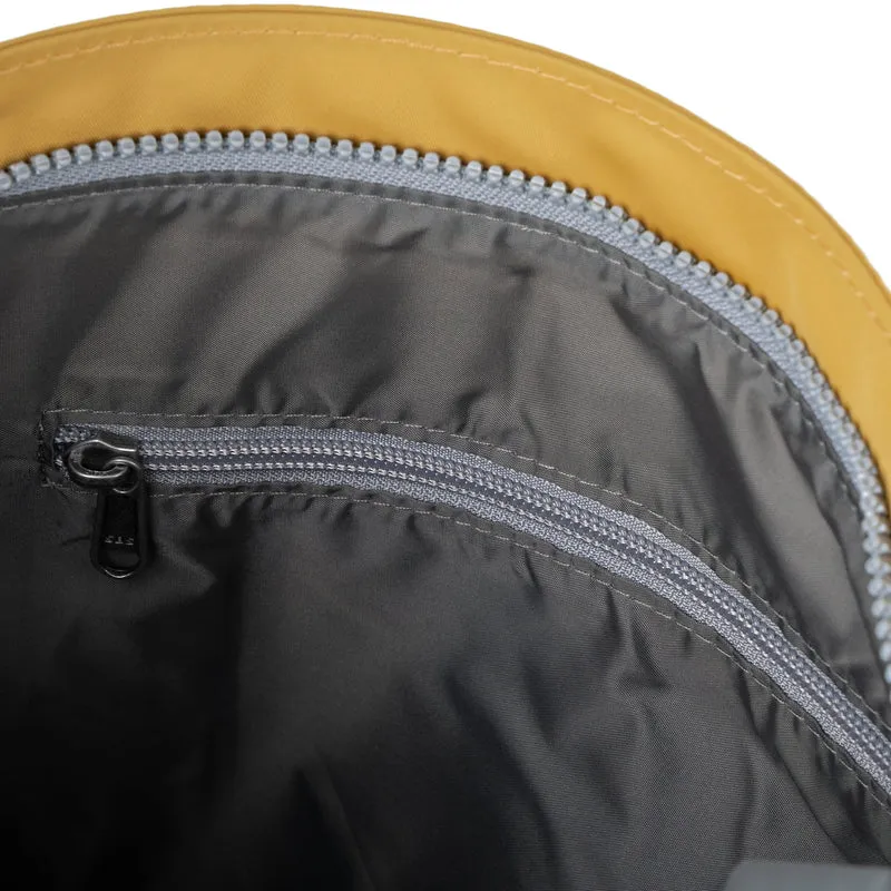 ROKA Kreativer Abfall Kennington B Mais/Maulbeere Mittelgroßer Beutel aus recyceltem Nylon