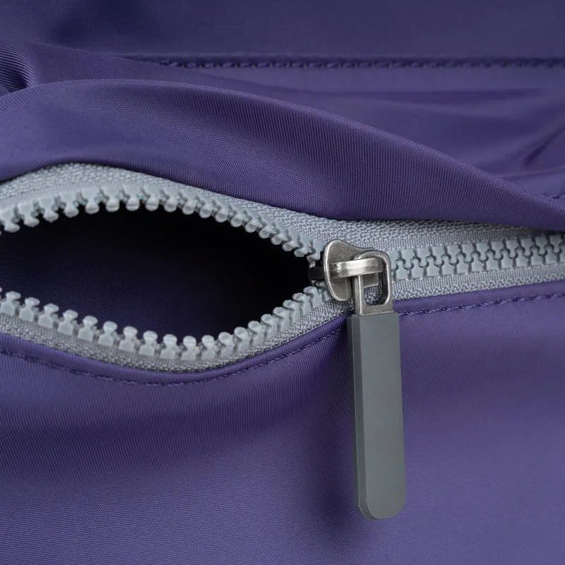ROKA Kreativer Abfall Kennington B Mais/Maulbeere Mittelgroßer Beutel aus recyceltem Nylon