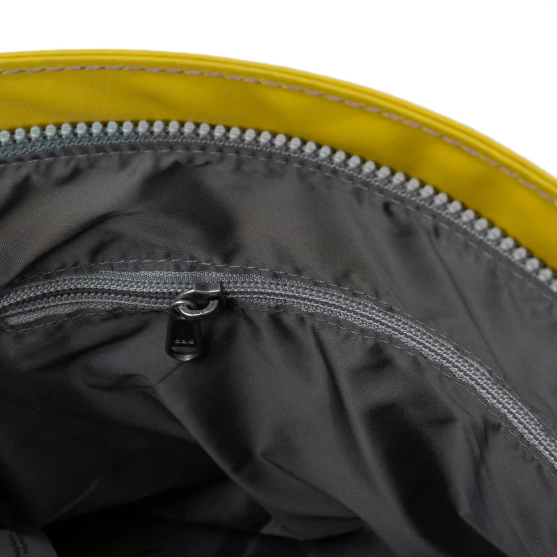 ROKA Kreativer Abfall Kennington B Medium Tasche aus recyceltem Nylon, Edition 3
