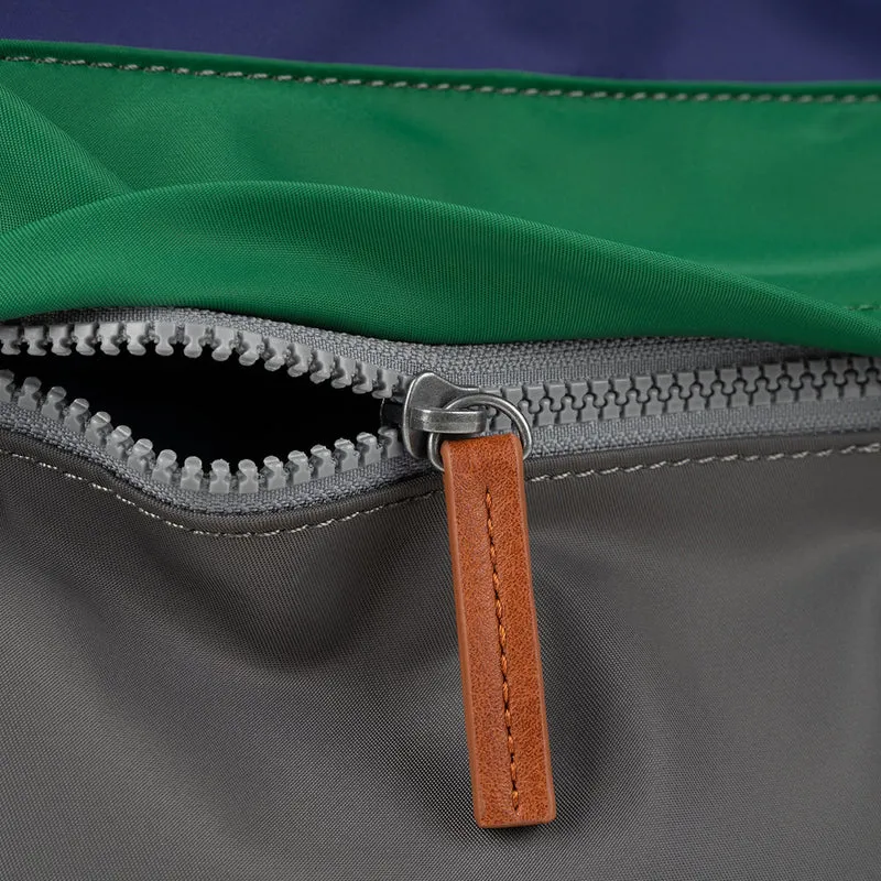 ROKA Kreativer Abfall Kennington B Medium Tasche aus recyceltem Nylon, Edition 3
