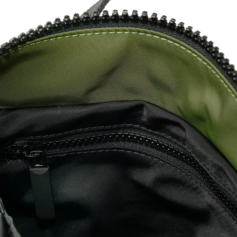 ROKA Kreativer Abfall Bantry B Schwarz / Avocado Kleine Tasche aus recyceltem Nylon