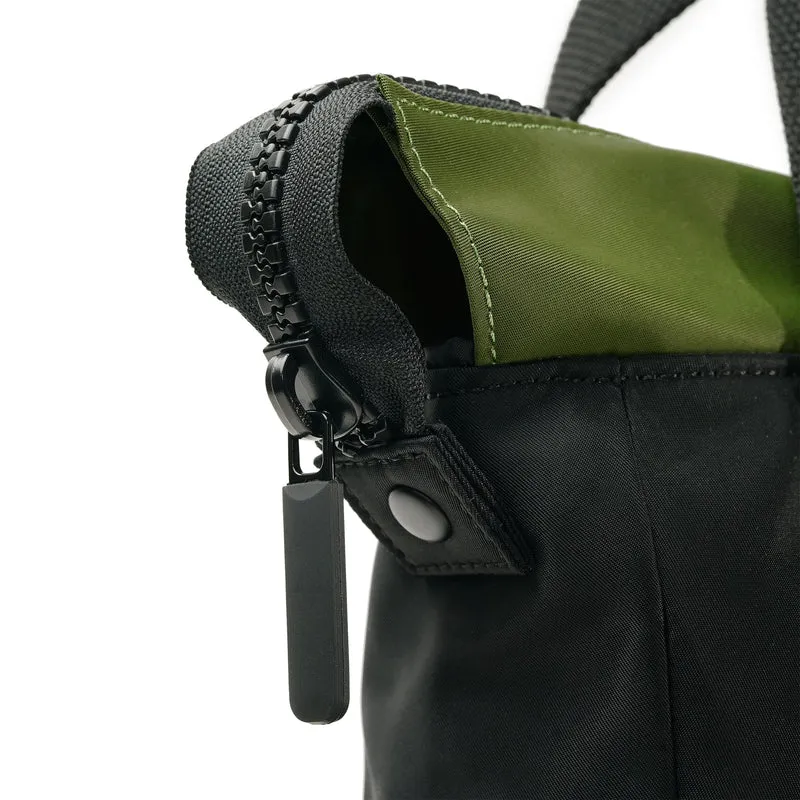 ROKA Kreativer Abfall Bantry B Schwarz / Avocado Kleine Tasche aus recyceltem Nylon