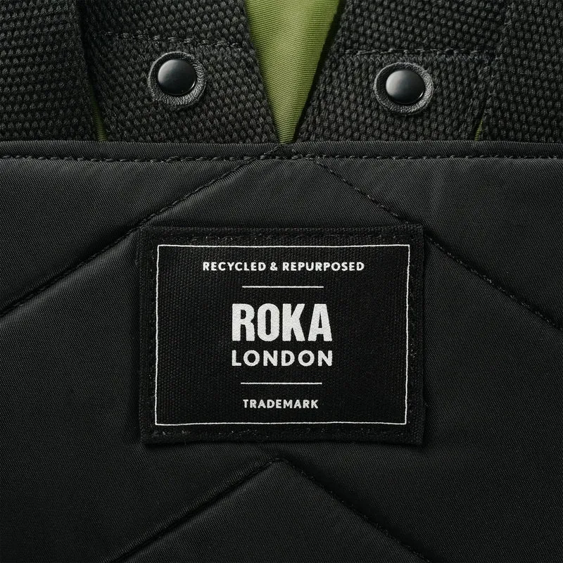 ROKA Kreativer Abfall Bantry B Schwarz / Avocado Kleine Tasche aus recyceltem Nylon