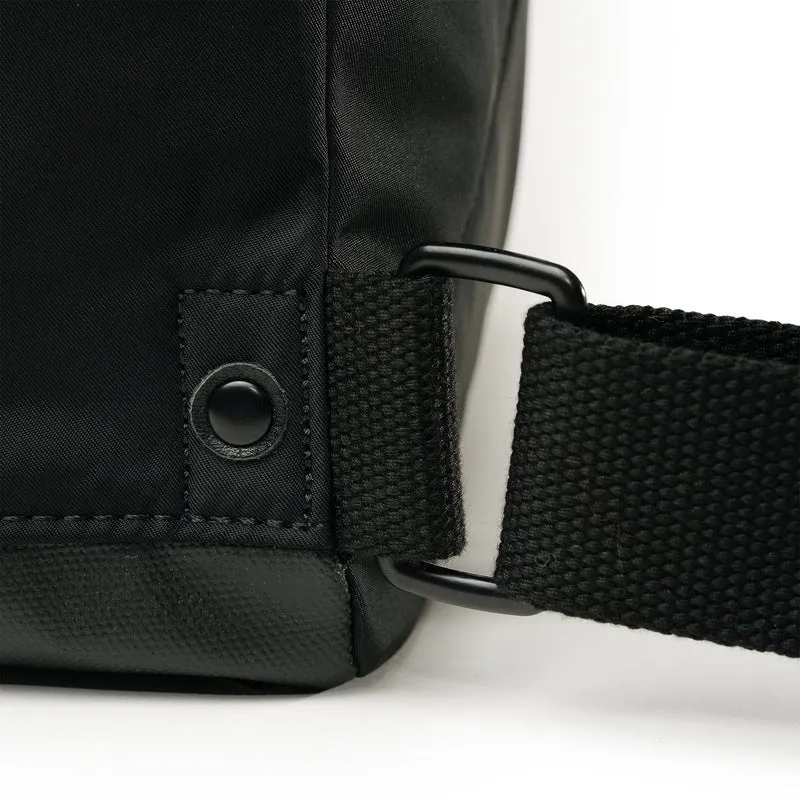 ROKA Kreativer Abfall Bantry B Schwarz / Avocado Kleine Tasche aus recyceltem Nylon