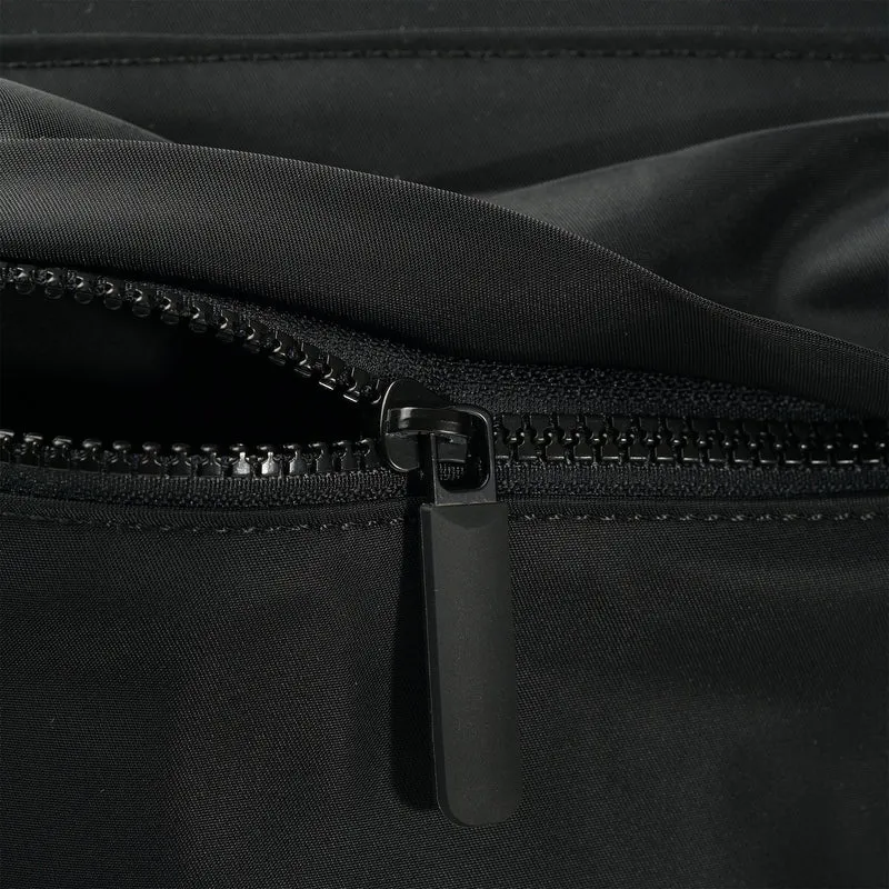 ROKA Kreativer Abfall Kennington Schwarzer/Graphitfarbener mittelgroßer Beutel aus recyceltem Nylon