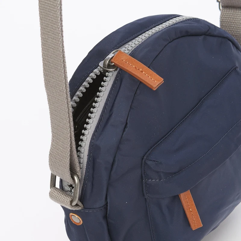 ROKA Paddington B Midnight Kleine Tasche aus recyceltem Nylon