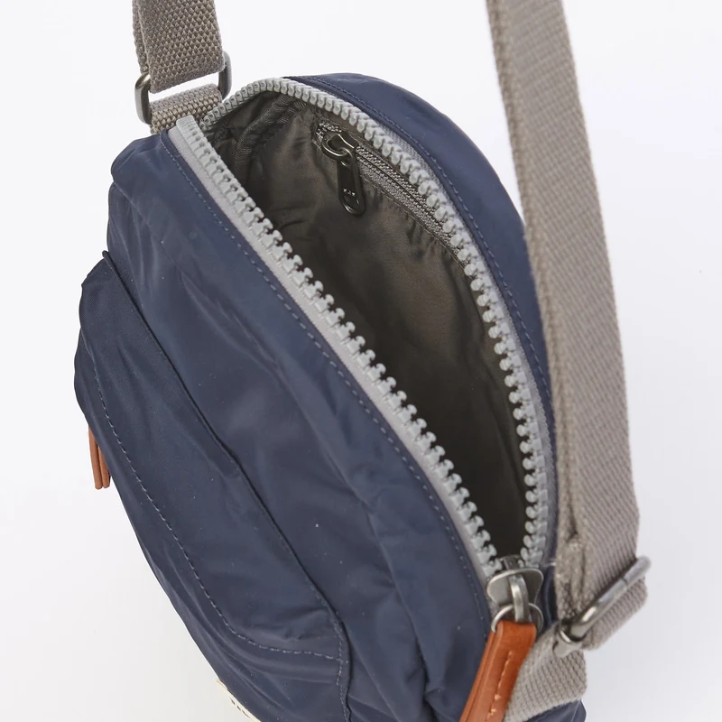 ROKA Paddington B Midnight Kleine Tasche aus recyceltem Nylon