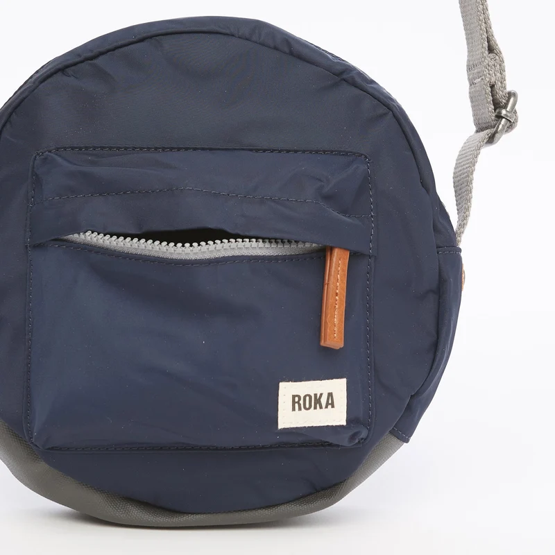 ROKA Paddington B Midnight Kleine Tasche aus recyceltem Nylon