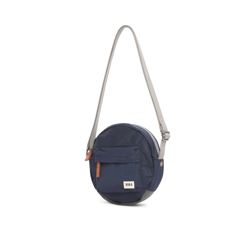 ROKA Paddington B Midnight Kleine Tasche aus recyceltem Nylon
