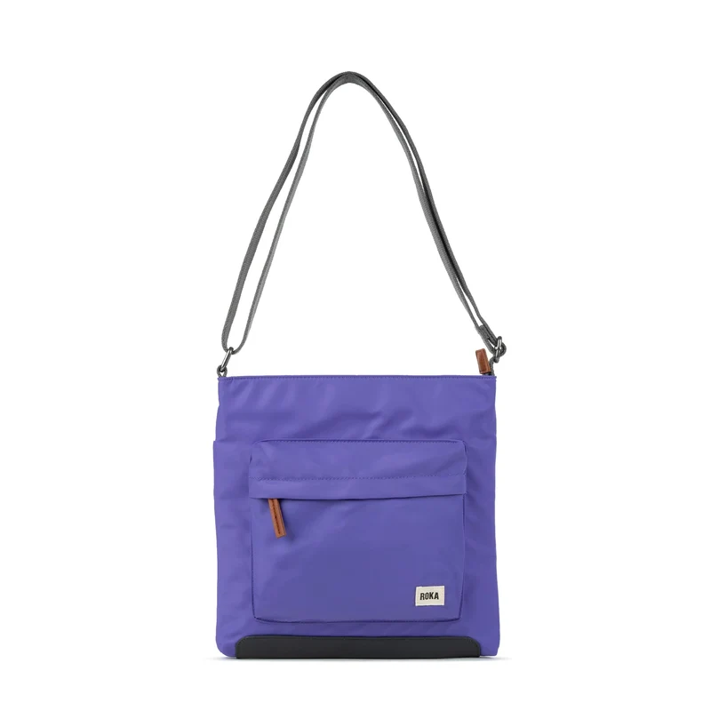 ROKA Kennington B Peri Lila Mittelgroße Tasche aus recyceltem Nylon