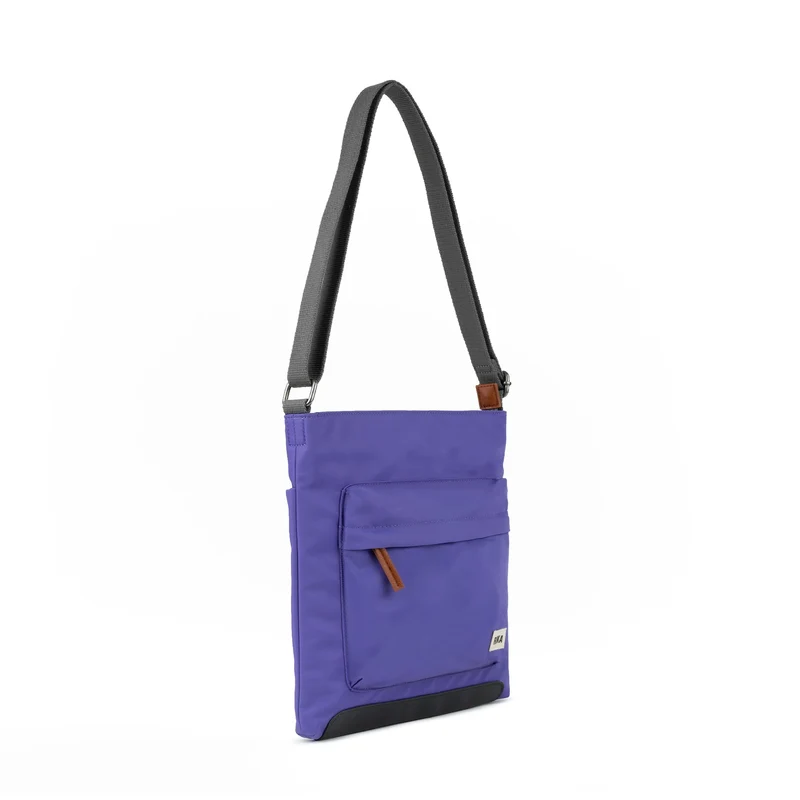 ROKA Kennington B Peri Lila Mittelgroße Tasche aus recyceltem Nylon
