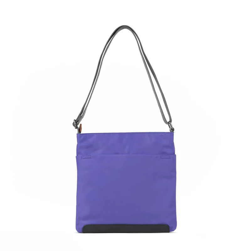 ROKA Kennington B Peri Lila Mittelgroße Tasche aus recyceltem Nylon