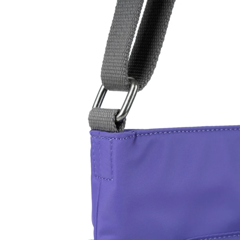 ROKA Kennington B Peri Lila Mittelgroße Tasche aus recyceltem Nylon