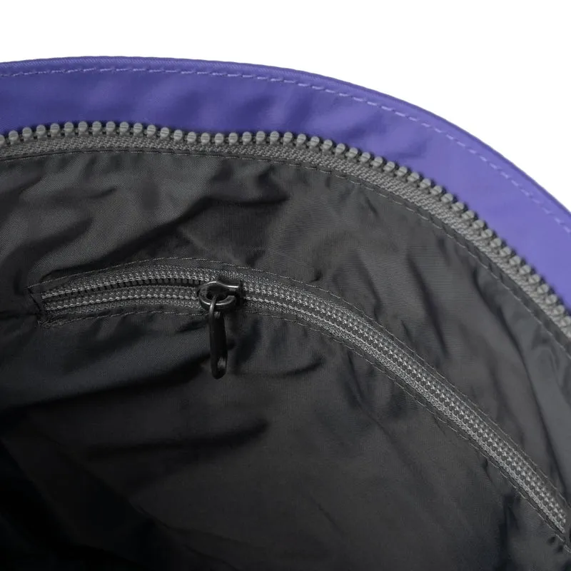 ROKA Kennington B Peri Lila Mittelgroße Tasche aus recyceltem Nylon