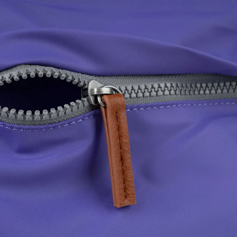 ROKA Kennington B Peri Lila Mittelgroße Tasche aus recyceltem Nylon