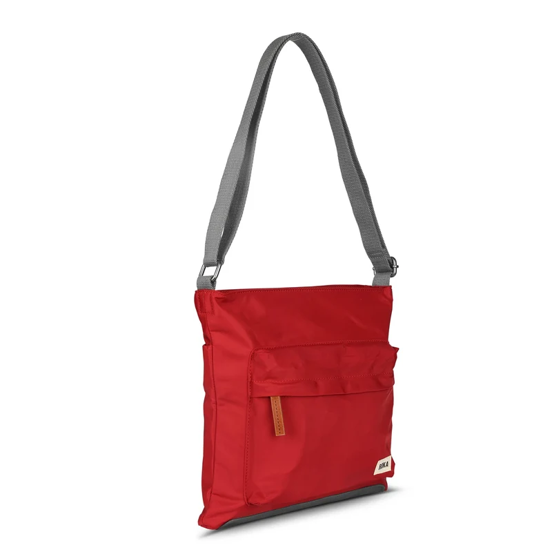 ROKA Kennington B Cranberry Medium Tasche aus recyceltem Nylon