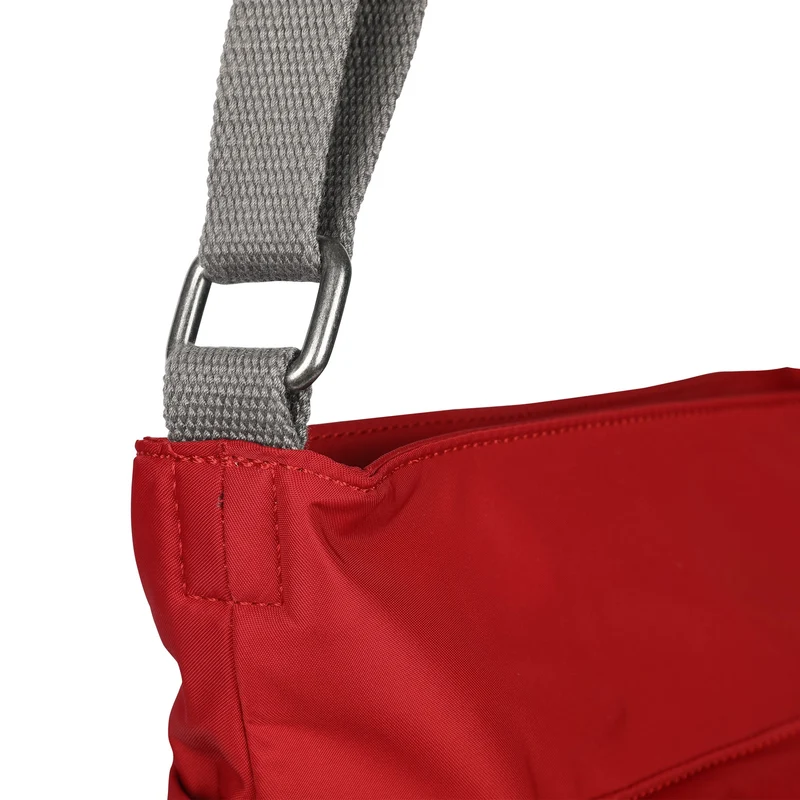 ROKA Kennington B Cranberry Medium Tasche aus recyceltem Nylon
