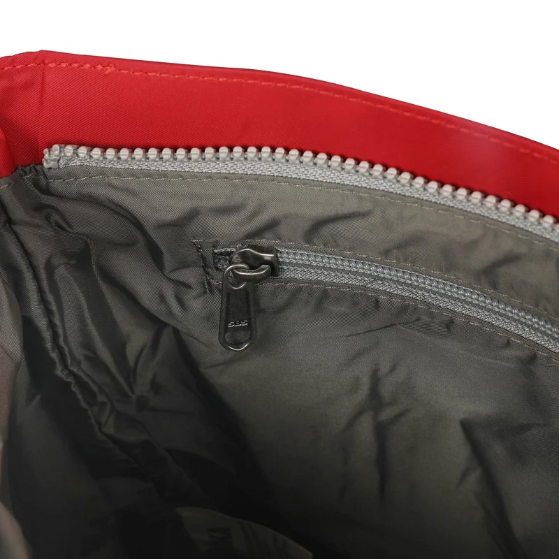 ROKA Kennington B Cranberry Medium Tasche aus recyceltem Nylon