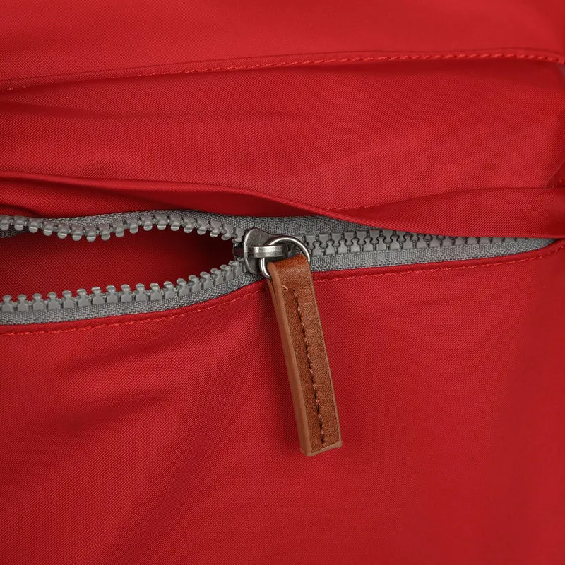 ROKA Kennington B Cranberry Medium Tasche aus recyceltem Nylon