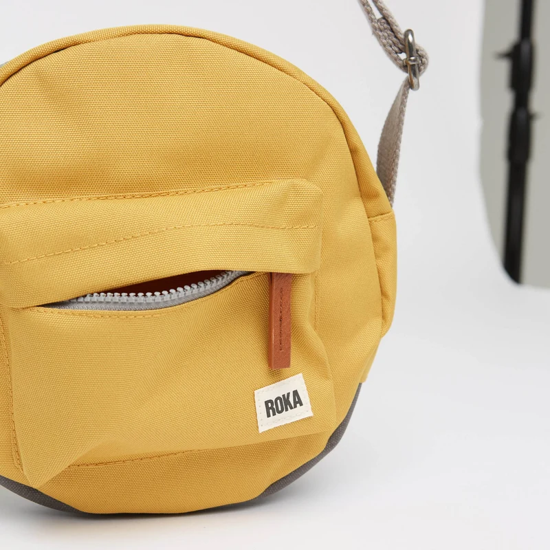 ROKA Paddington B Flax Kleine Tasche aus recyceltem Canvas