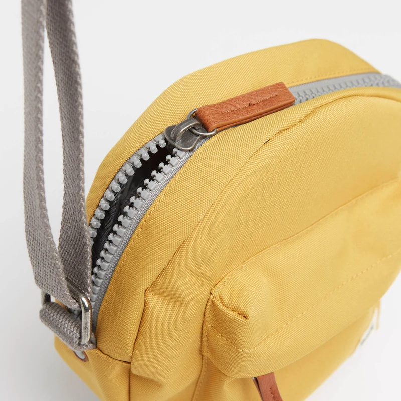 ROKA Paddington B Flax Kleine Tasche aus recyceltem Canvas
