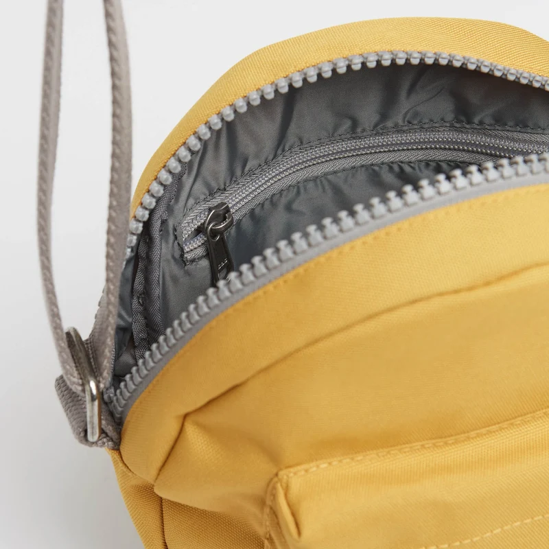 ROKA Paddington B Flax Kleine Tasche aus recyceltem Canvas