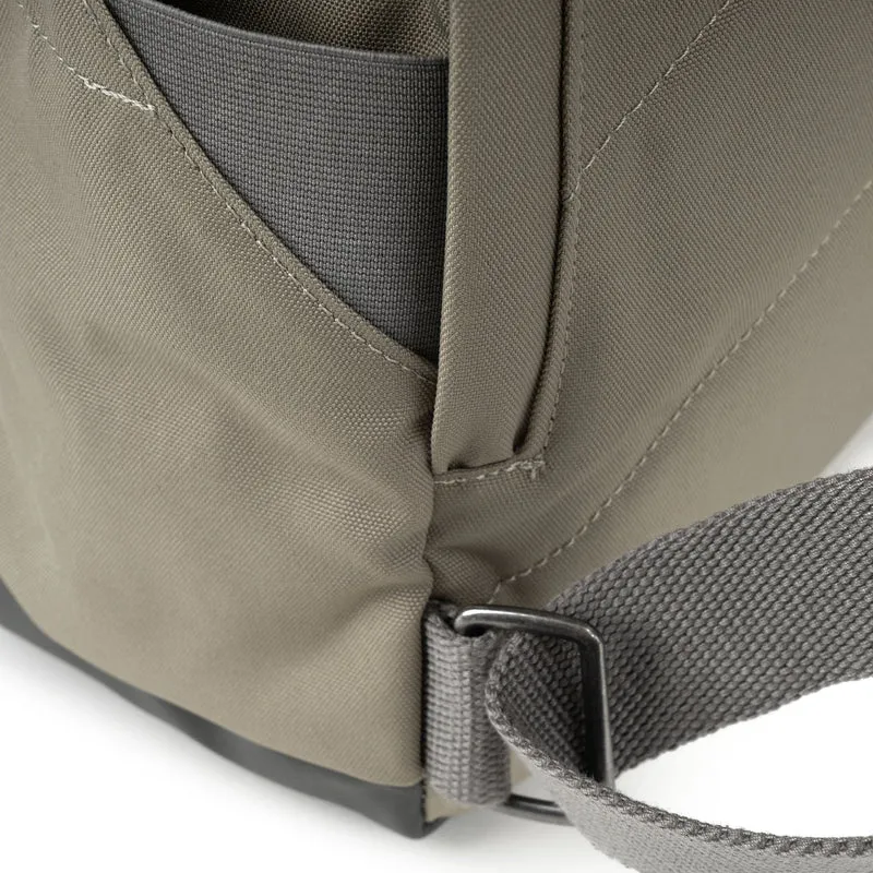 ROKA Gelbes Etikett Canfield B Coriander Medium Tasche aus recyceltem Canvas