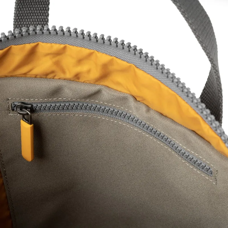 ROKA Gelbes Etikett Canfield B Coriander Medium Tasche aus recyceltem Canvas