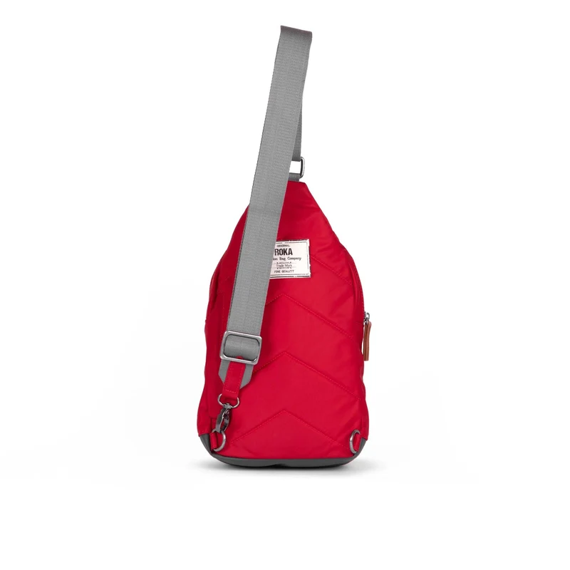ROKA Willesden Große Tasche aus recyceltem Nylon – Cranberry